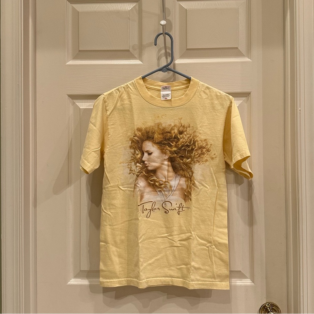 Taylor Swift Fearless Tour 2000’s Tee Shirt